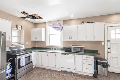 39 Arthur Avenue N, Hamilton, ON - Indoor Photo Showing Kitchen With Double Sink