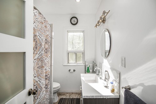 39 Arthur Avenue N, Hamilton, ON - Indoor Photo Showing Bathroom