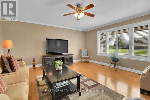 Bright main floor family room. - 1340 Cuthbert Way, Ottawa, ON - Indoor Photo Showing Living Room