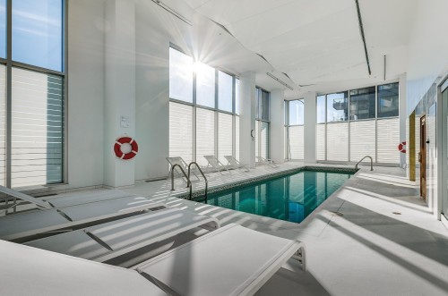 Piscine - 804-901 Rue De La Commune E., Montréal (Ville-Marie), QC - Indoor Photo Showing Other Room With In Ground Pool