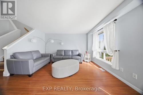 18 Prosperity Drive, Kitchener, ON - Indoor Photo Showing Living Room