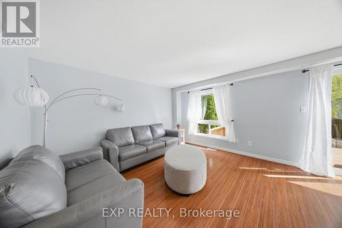 18 Prosperity Drive, Kitchener, ON - Indoor Photo Showing Living Room