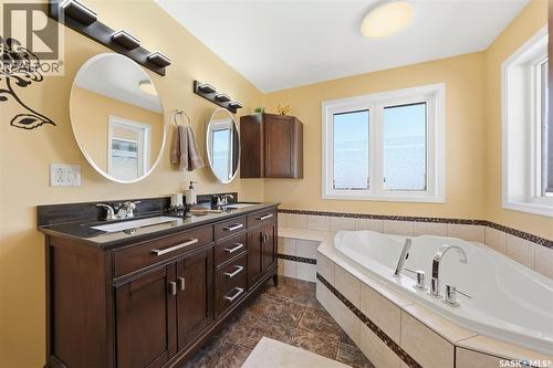 463 Buckwold Cove, Saskatoon, SK - Indoor Photo Showing Bathroom