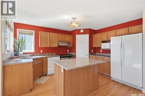 463 Buckwold Cove, Saskatoon, SK - Indoor Photo Showing Kitchen With Double Sink