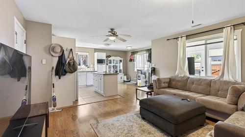 223 Murtle Road, Clearwater, BC - Indoor Photo Showing Living Room