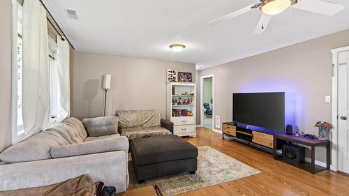 223 Murtle Road, Clearwater, BC - Indoor Photo Showing Living Room