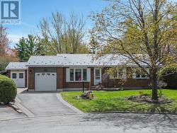 8 TEAKWOOD COURT  Ottawa, ON K1K 4B4
