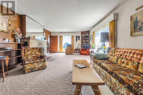 88 Potters Road, Tillsonburg, ON - Indoor Photo Showing Living Room