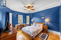 Two spacious bedrooms on the second floor - 