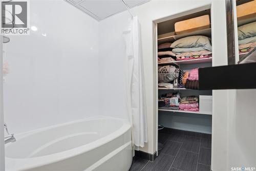102 Keedwell Street, Saskatoon, SK - Indoor Photo Showing Bathroom
