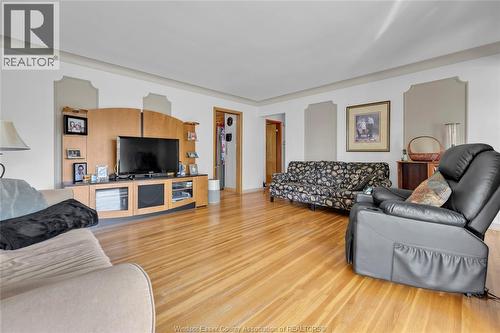 855 Greendale, Windsor, ON - Indoor Photo Showing Living Room