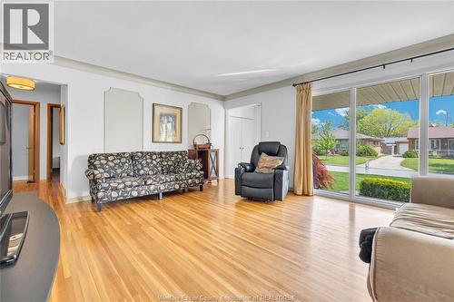855 Greendale, Windsor, ON - Indoor Photo Showing Living Room