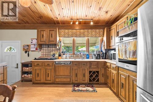 855 Greendale, Windsor, ON - Indoor Photo Showing Kitchen With Double Sink