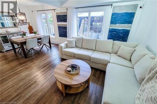 Expansive living area featuring warm wood-finish flooring - 7 Davidson Boulevard Unit# 14, Dundas, ON - Indoor Photo Showing Living Room