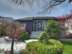 1740 Rue Tahiti  Brossard, QC J4W 3J7