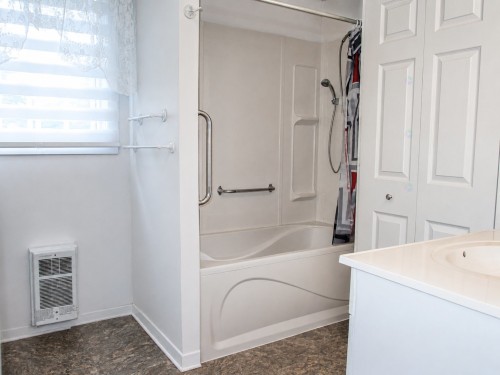 Salle de bains - 1874 Ch. Roméo-Lapierre, Saint-Lin/Laurentides, QC - Indoor Photo Showing Other Room