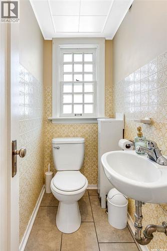 1325 Elliott Street, Saskatoon, SK - Indoor Photo Showing Bathroom