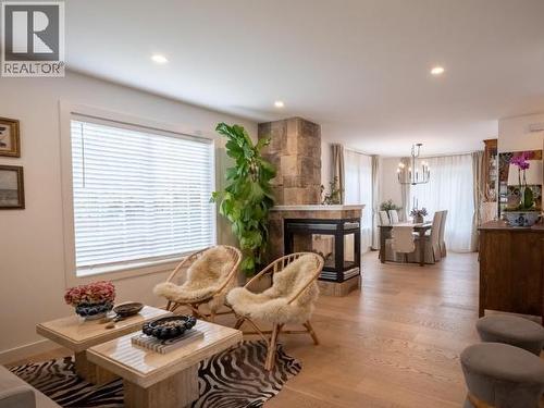 6385 Sutherland Ave, Powell River, BC - Indoor Photo Showing Living Room