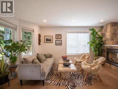 6385 Sutherland Ave, Powell River, BC - Indoor Photo Showing Living Room With Fireplace