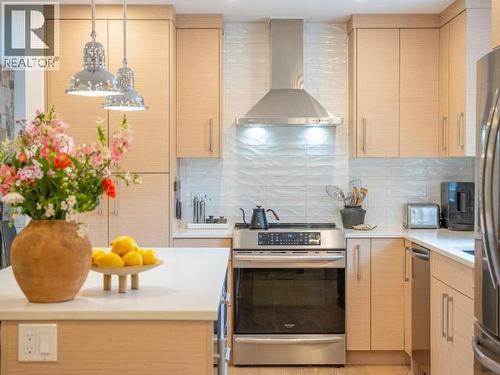 6385 Sutherland Ave, Powell River, BC - Indoor Photo Showing Kitchen With Upgraded Kitchen