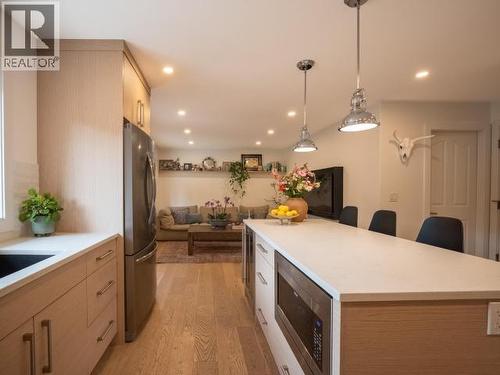 6385 Sutherland Ave, Powell River, BC - Indoor Photo Showing Kitchen With Upgraded Kitchen