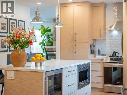 6385 Sutherland Ave, Powell River, BC - Indoor Photo Showing Kitchen With Upgraded Kitchen