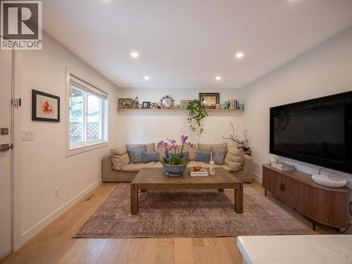 6385 Sutherland Ave, Powell River, BC - Indoor Photo Showing Living Room