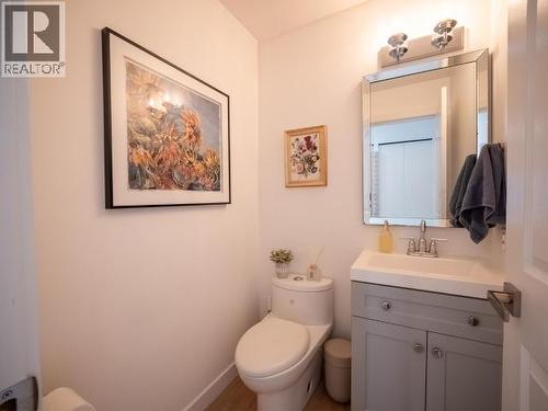6385 Sutherland Ave, Powell River, BC - Indoor Photo Showing Bathroom