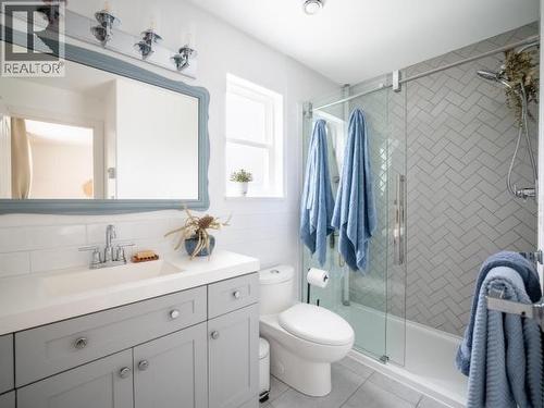 6385 Sutherland Ave, Powell River, BC - Indoor Photo Showing Bathroom