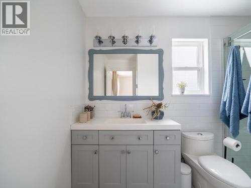 6385 Sutherland Ave, Powell River, BC - Indoor Photo Showing Bathroom