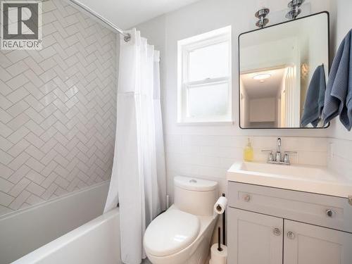 6385 Sutherland Ave, Powell River, BC - Indoor Photo Showing Bathroom