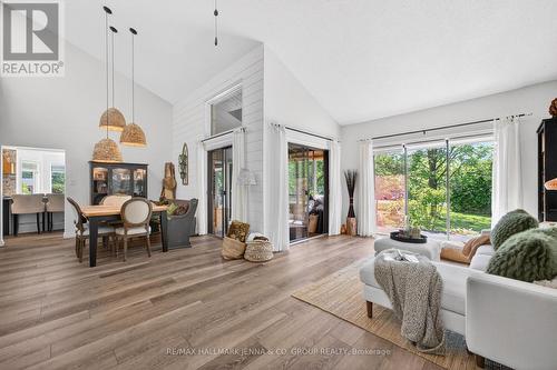 1214 Upton Road, Ottawa, ON - Indoor Photo Showing Living Room