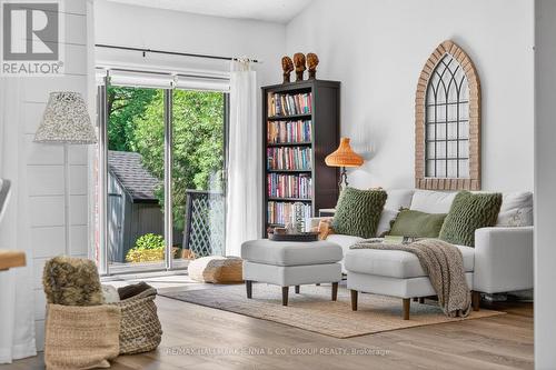 1214 Upton Road, Ottawa, ON - Indoor Photo Showing Living Room