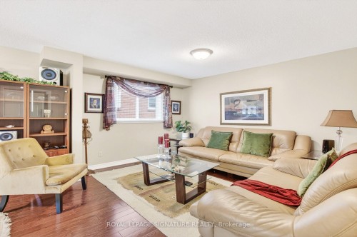 566 Huntington Ridge Drive, Mississauga, ON - Indoor Photo Showing Living Room