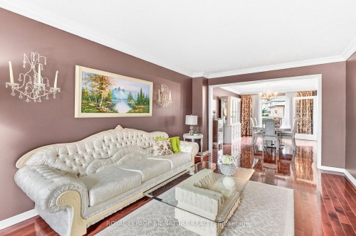 566 Huntington Ridge Drive, Mississauga, ON - Indoor Photo Showing Living Room