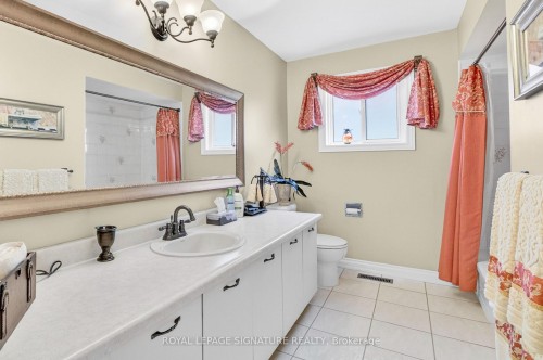 566 Huntington Ridge Drive, Mississauga, ON - Indoor Photo Showing Bathroom