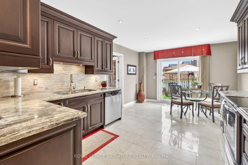 566 Huntington Ridge Drive, Mississauga, ON - Indoor Photo Showing Kitchen With Double Sink With Upgraded Kitchen