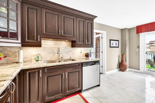 566 Huntington Ridge Drive, Mississauga, ON - Indoor Photo Showing Kitchen With Double Sink With Upgraded Kitchen