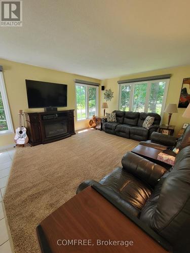 137 St George Street, St. Thomas, ON - Indoor Photo Showing Living Room