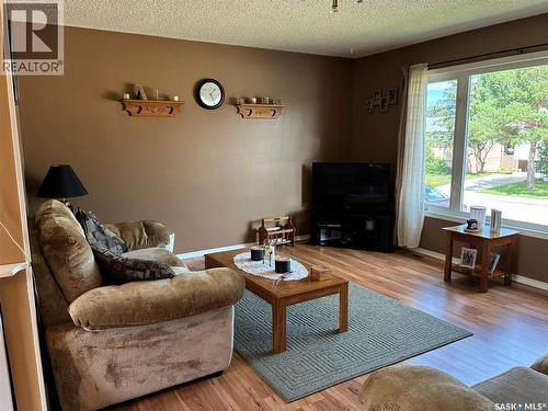 8 Hahn Crescent, Kindersley, SK - Indoor Photo Showing Living Room