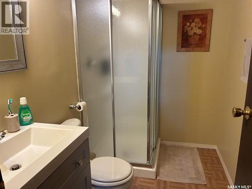 8 Hahn Crescent, Kindersley, SK - Indoor Photo Showing Bathroom