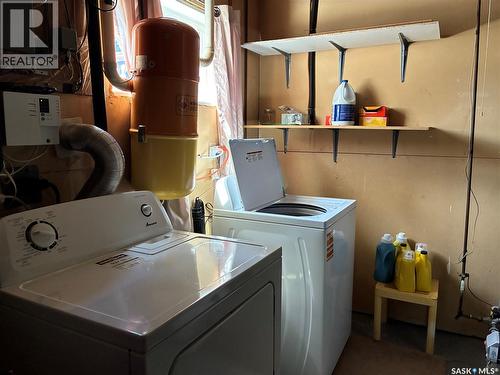8 Hahn Crescent, Kindersley, SK - Indoor Photo Showing Laundry Room