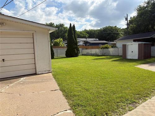 8 Queens Crescent, Brandon, MB - Outdoor