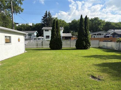 8 Queens Crescent, Brandon, MB - Outdoor