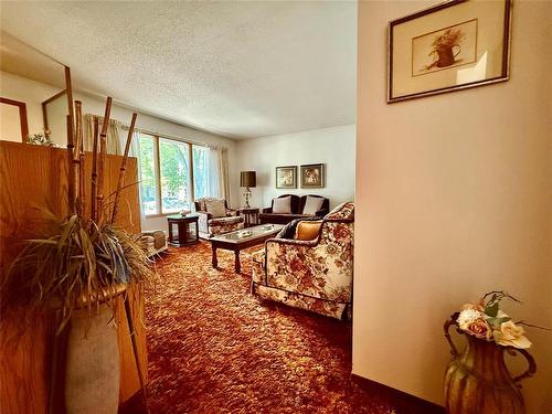 8 Queens Crescent, Brandon, MB - Indoor