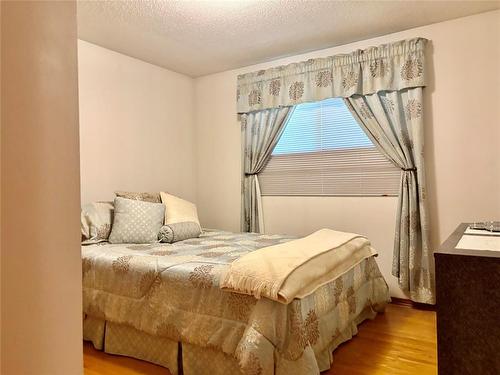 8 Queens Crescent, Brandon, MB - Indoor Photo Showing Bedroom