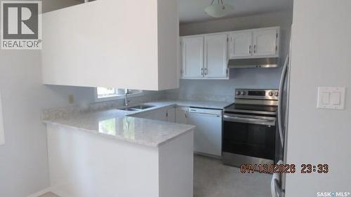 335 Wedge Road, Saskatoon, SK - Indoor Photo Showing Kitchen With Double Sink