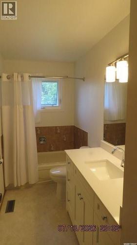 335 Wedge Road, Saskatoon, SK - Indoor Photo Showing Bathroom