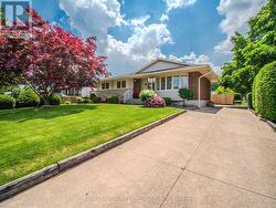 Huge driveway for up tp 6+ vehicles - 