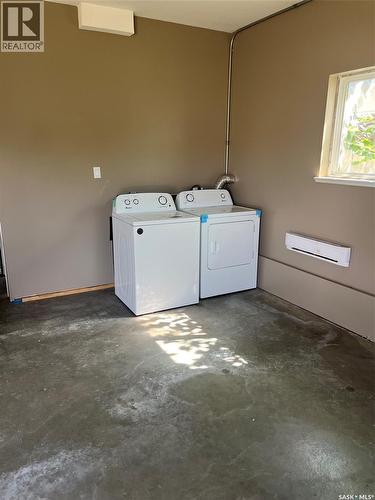 738 Henry Street, Estevan, SK - Indoor Photo Showing Laundry Room